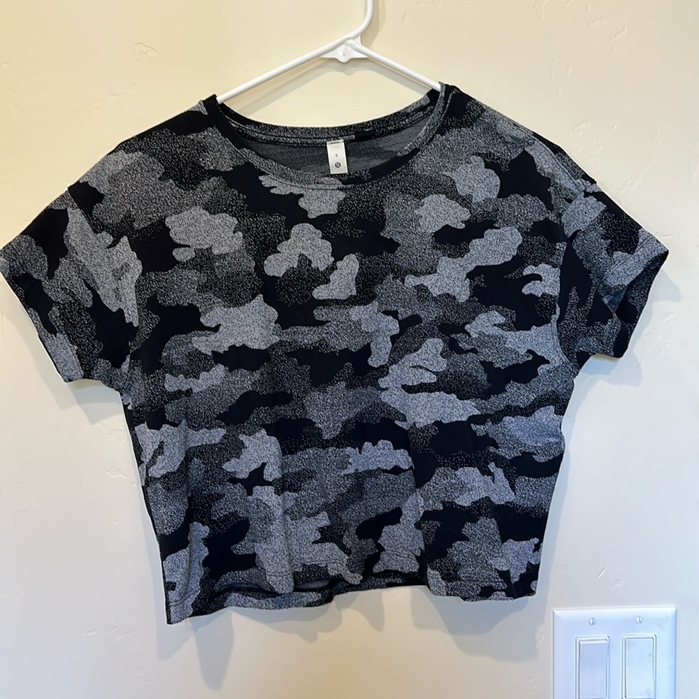 Lululumon cropped tee